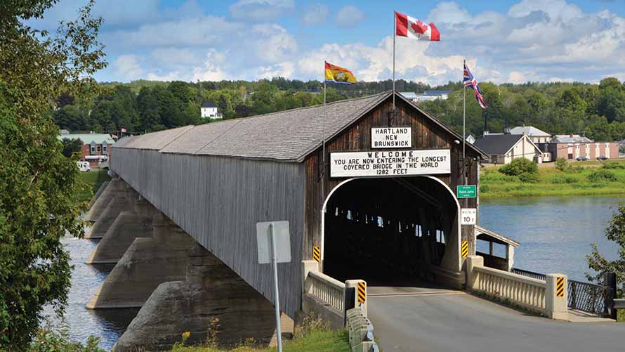 LONG COVERED BRIDGE, HARTLAND • SHUTTERSTOCK/VINTAGEPIX